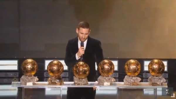 ميسي يفوز بالكرة الذهبية السادسة.. ماذا عن صلاح ومحرز؟