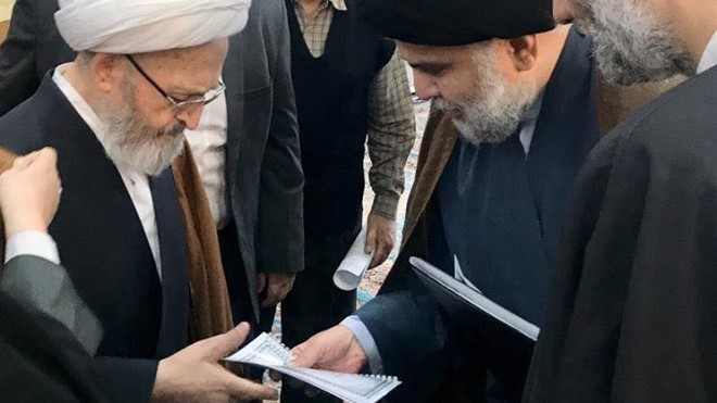 بالصور..الصدر يؤلف كتاباً ويهدي نسخة إلى استاذه في حوزة قم!