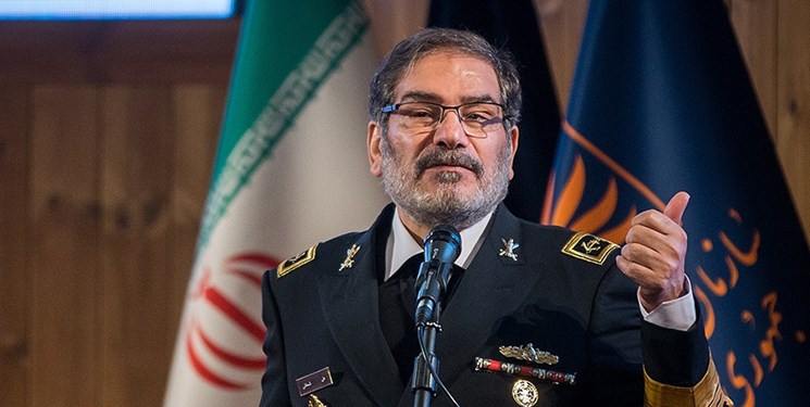 شمخاني يلتقي مع عوائل ضحايا اعمال الشغب الاخيرة 