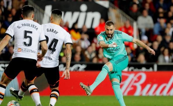 بنزيما يمنح ريال مدريد تعادلاً قاتلاً امام فالنسيا في الدقيقة الاخيرة