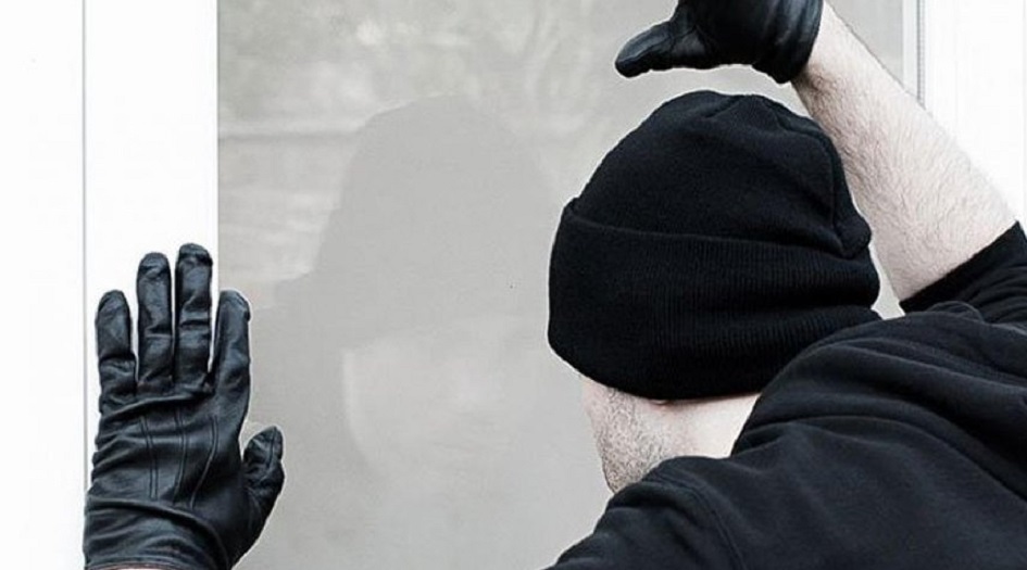 لص غبي يسرق فنانا ويترك صورته مع الفنان