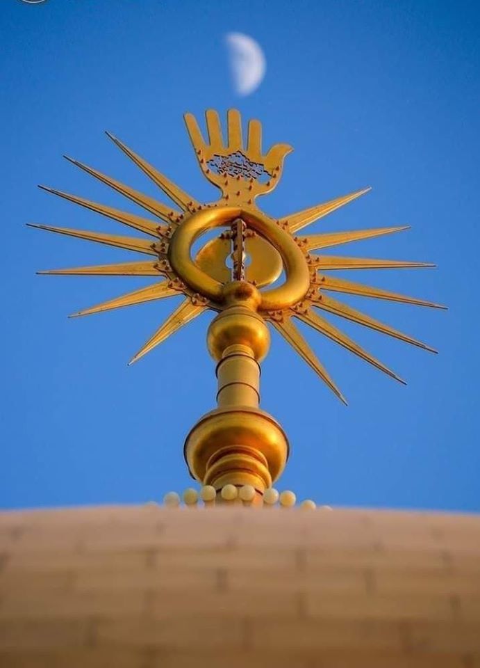 ماهي فلسفة التاج الذهبي الموضوع فوق القبة المقدسة لمرقد امير المؤمنين ع؟