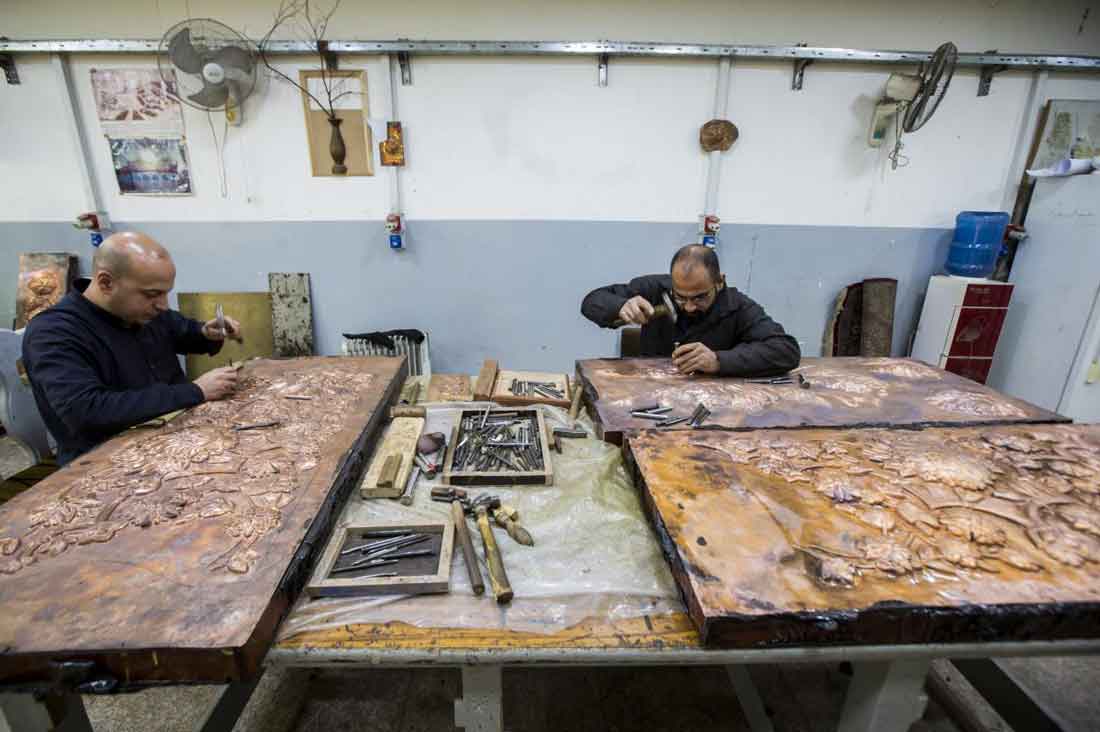 قبل نقله الى سوريا.. شاهد تفاصيل صناعة شباك ضريح السيدة زينب (ع) في كربلاء! (صور)