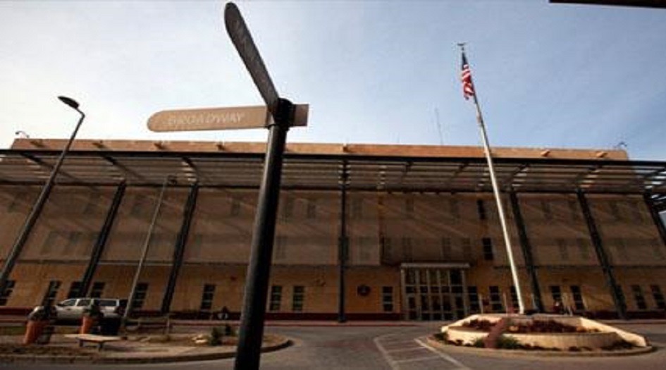 حرق الباب الثاني للسفارة الامريكية في بغداد +الصورة