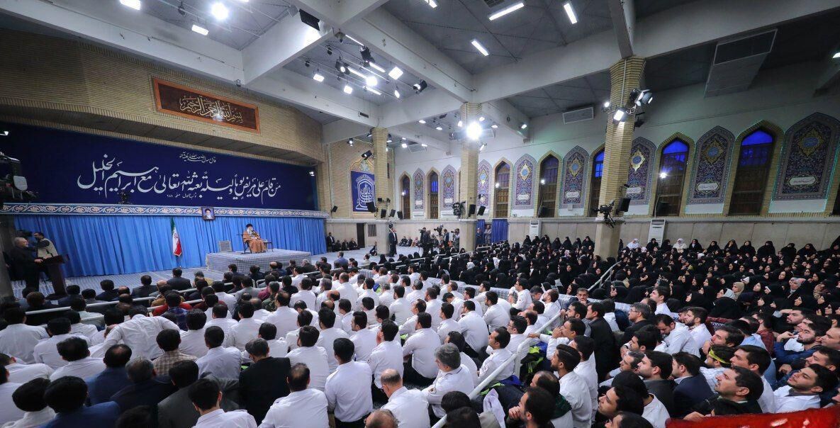 بمناسبة ولادة السيدة زينب (س)... الامام الخامنئي  يستقبل جمعا من العاملين في مجال التمريض