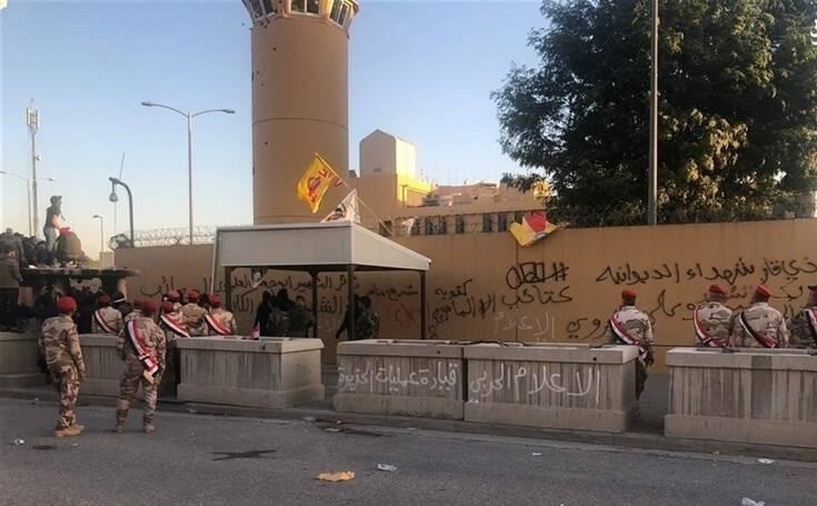 شعارهاي جالبي كه روي ديوار سفارت آمريكا در بغداد نوشته شد +عكس