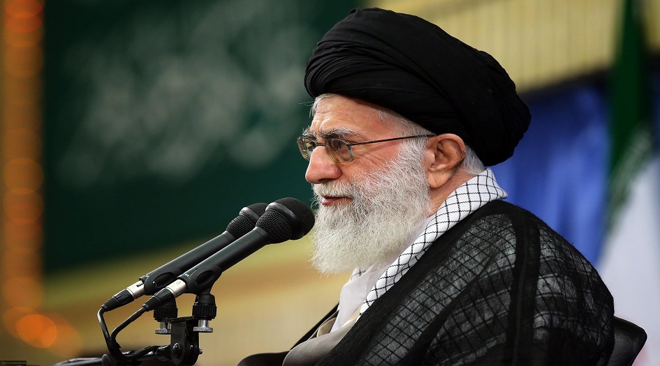 شاهد: الامام الخامنئي يزور منزل الشهيد قاسم سليماني