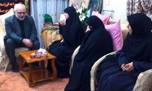 ظريف يزور اسرة الشهيد قاسم سليماني