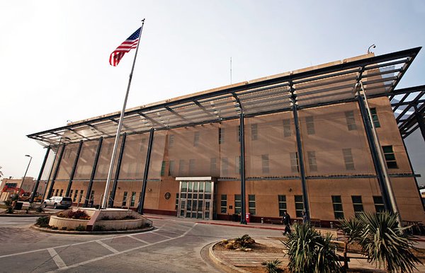 شاهد..صور الشهيدين سليماني والمهندس امام السفارة الأمريكية ببغداد