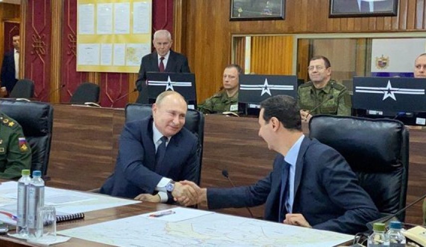 بالصور: الرئيسان الأسد وبوتين يستمعان إلى عرض عسكري