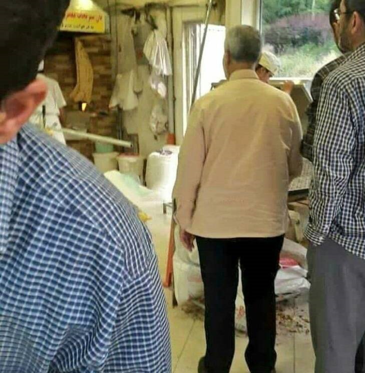 سردار شهيد سليماني در صف نانوايي