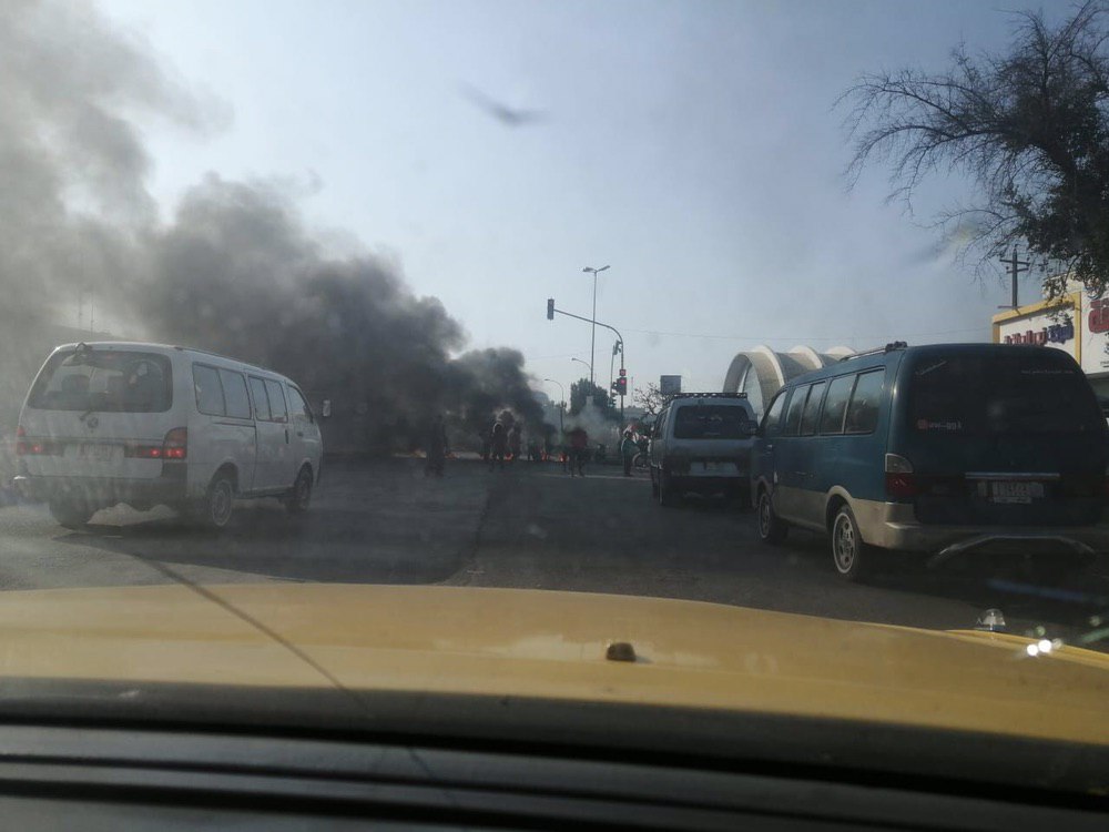 شاهد .. محتجون يغلقون تقاطع البهو وسط الناصرية