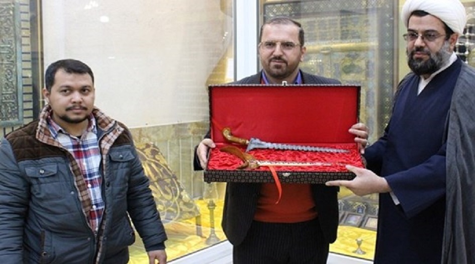 اهداء "سيف رمز قوة اندونيسيا" الى مرقد السيدة المعصومة (س)