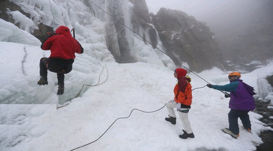 تسلق الجليد في شلال كنجنامه في مدينة همدان