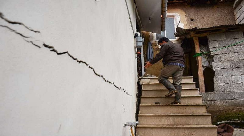 تضرر اكثر من 100 مبنى سكني جراء زلزال شمال غرب ايران