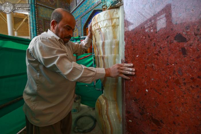 تنصيب عدد من السنادين المصنوعة من المرمر الفاخر في الصحن العلوي المطهر