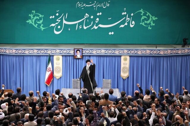 الامام الخامنئي: البكاء في مجالس الشهداء ليس ضعفا وإنما لإبداء المحبة والعزيمة