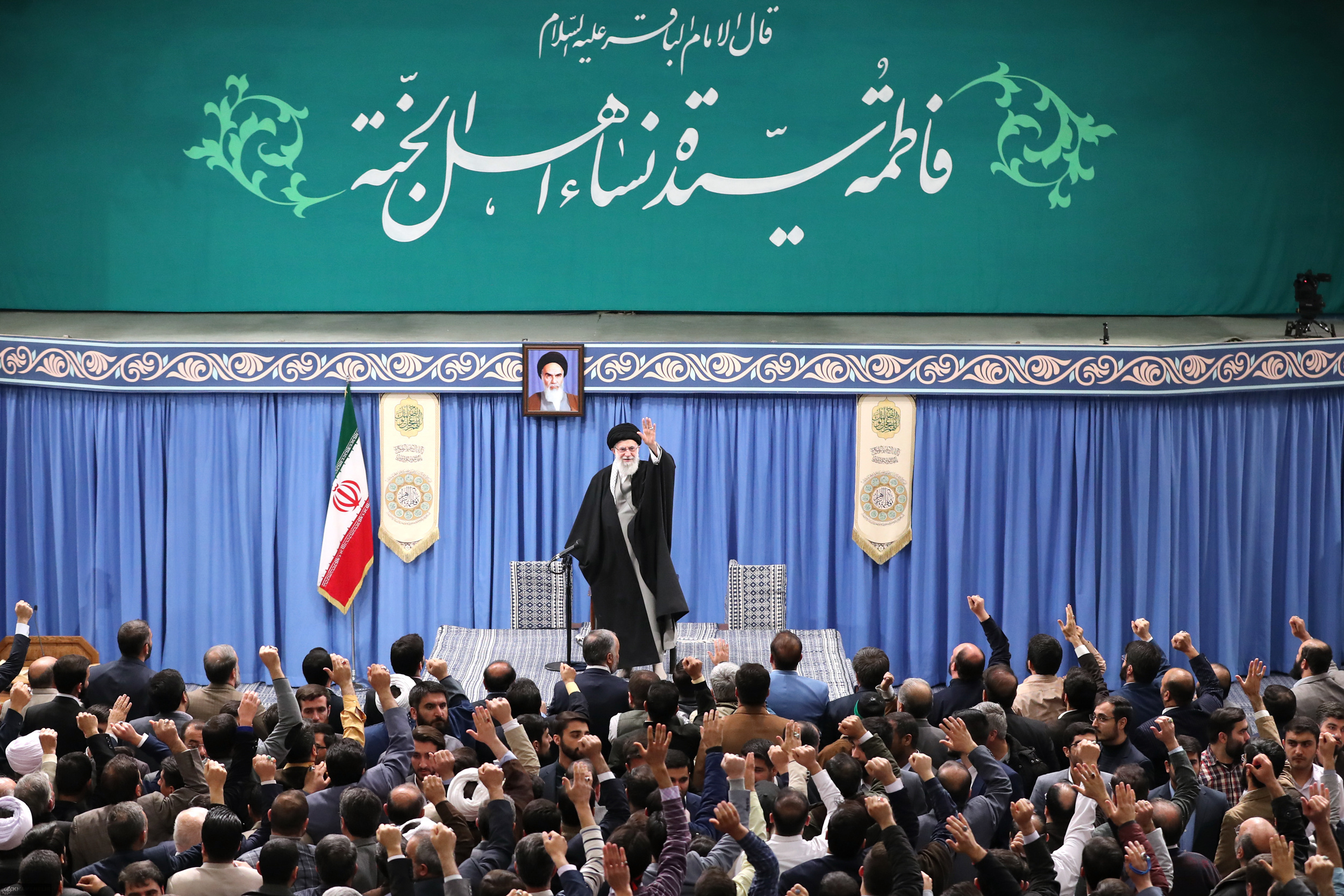 گزارش تصويري ديدار مداحان اهل‌بيت عليهم‌السلام با رهبر انقلاب +عكس