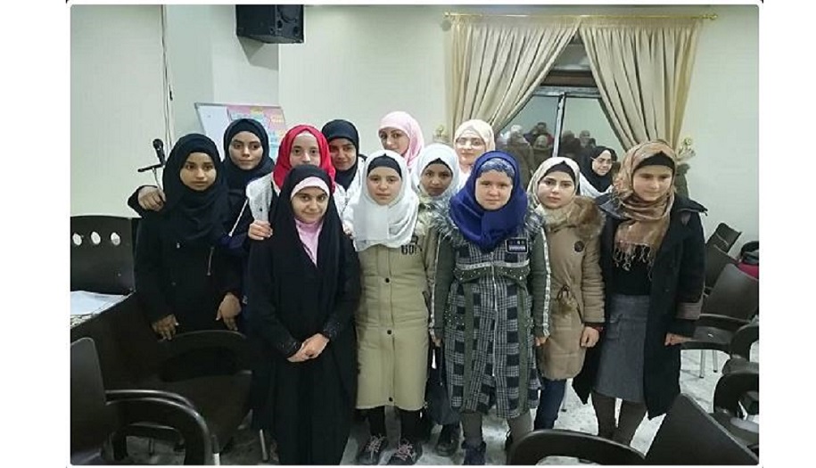 فتاة إيرانية قارئة للقرآن الكريم تحيي محافل قرآنية بسوريا