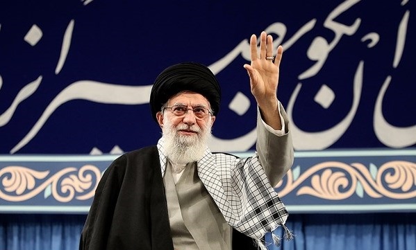 الامام الخامنئي: العدو سيفشل في الانتخابات كما فشل في ذكرى انتصار الثورة