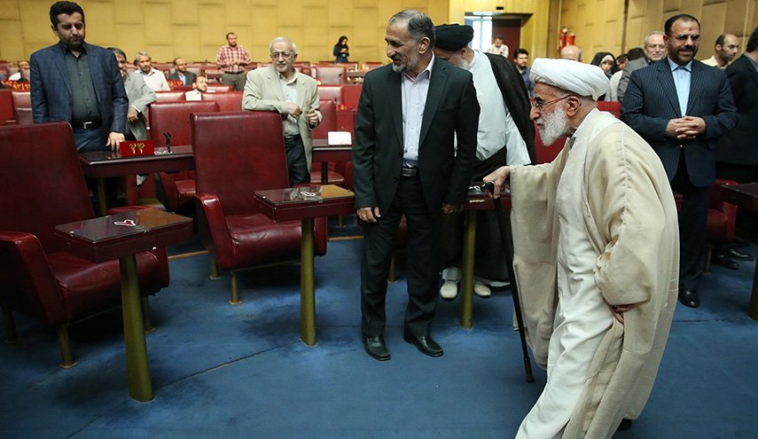 آية الله جنتي ساخرا من ترامب: لم يعد بإمكاننا الذهاب لأميركا بأعياد الميلاد!