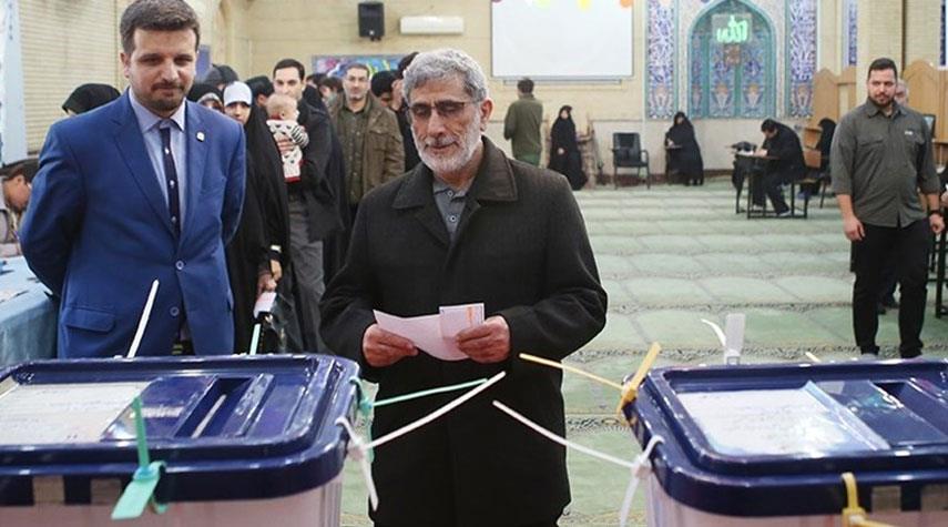 بالصور..قائد فيلق القدس يدلي بصوته في الانتخابات