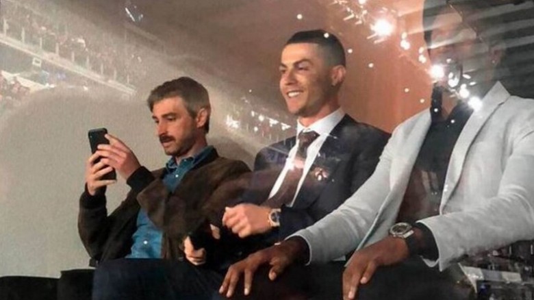 لماذا تابع رونالدو الكلاسيكو من مدرجات "سانتياغو برنابيو" ؟