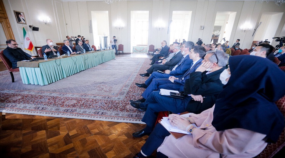 بالصور.. اجتماع بطهران حول تفشي فيروس كورونا بحضور مسؤول من منظمة الصحة العالمية