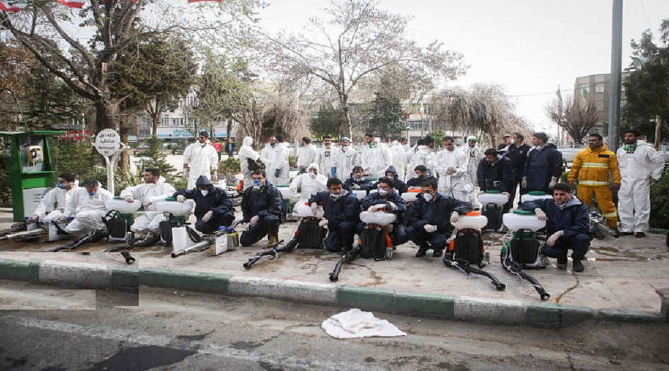 بالصور.. تعقيم بعض احياء العاصمة طهران بهدف الحد من انتشار فيروس كورونا