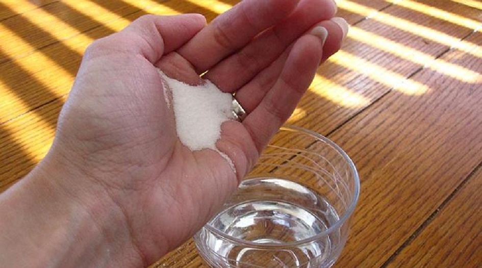 هل تقتل هذه الغرغرة كورونا؟.. الصحة العالمية تجيب