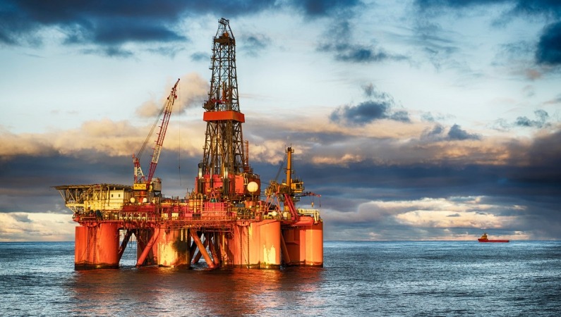 کاهش بی سابقه بهای نفت و آینده جنگ نفتی روسیه و عربستان سعودی 