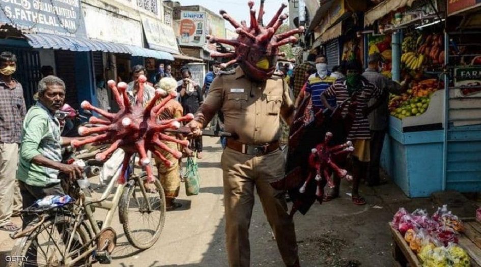 الشرطة الهندية تعاقب مخالفي الإغلاق بـ