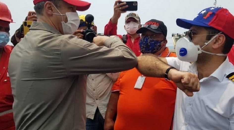 شاهد بالصور.. كبار مسؤولي فنزويلا باستقبال ناقلات النفط الايرانية
