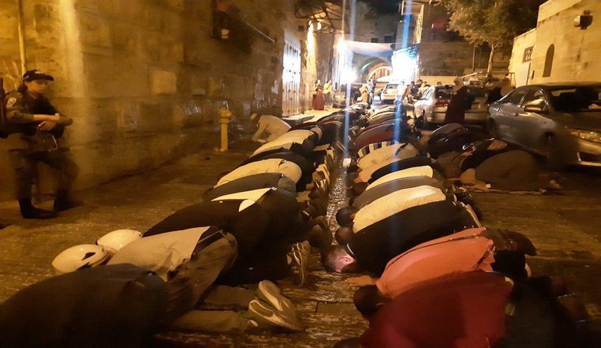 رغم حواجز الاحتلال..المقدسيون يؤدون صلاة الفجر على أبواب الأقصى