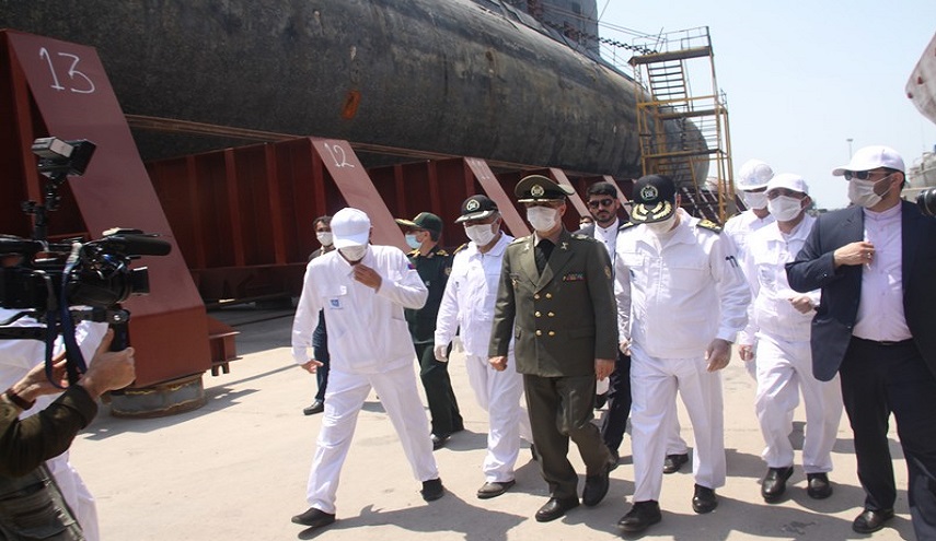 العميد حاتمي يتفقد المراحل النهائية لبناء المدمرة "دنا" وكاسحة الألغام "صبا"