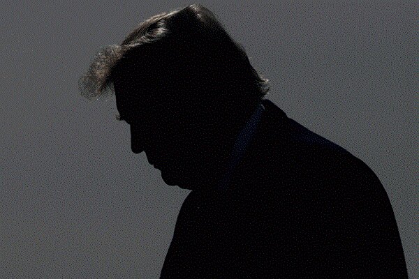 الرئيس الآمريكي "دونالد ترامب" يختبئ تحت الأرض