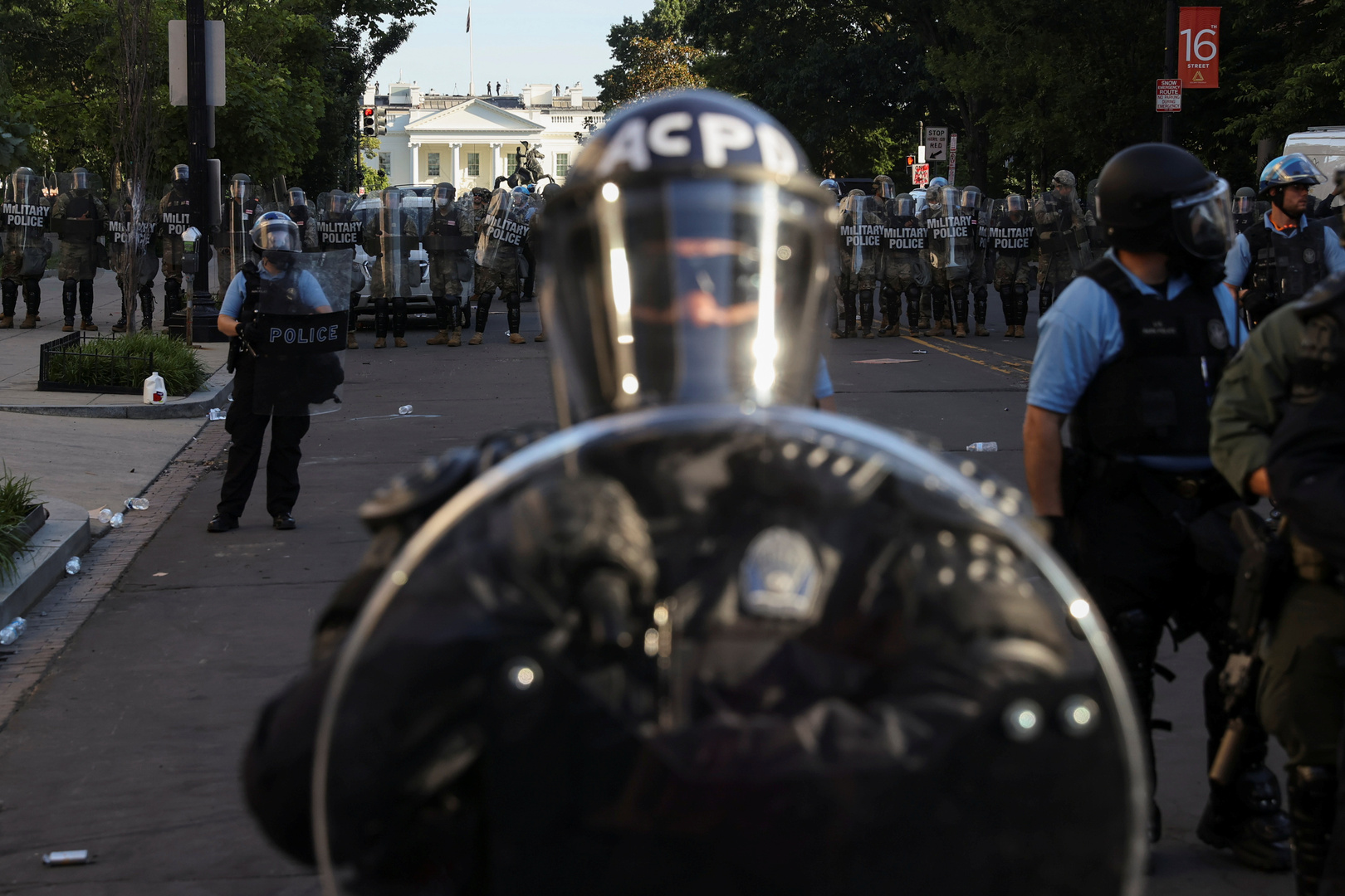 أصوات إطلاق قنابل غاز قرب البيت الأبيض حيث يلقي ترامب كلمته