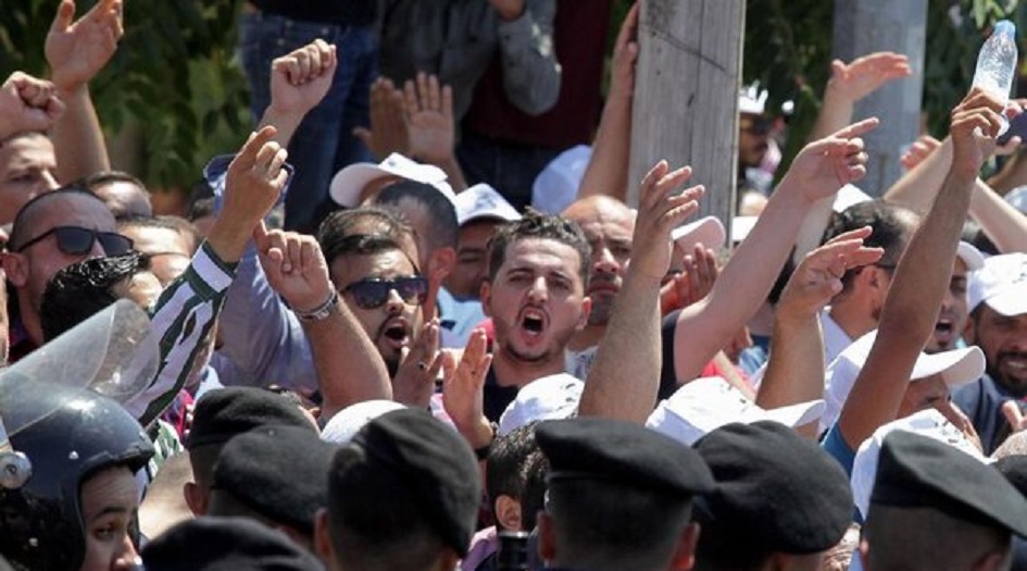 تهديداً باستخدام القوة... طائرات حربية فوق المتظاهرين الأمريكيين