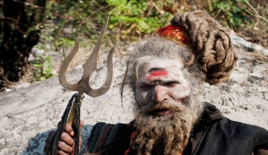 صور تكشف خفايا قبيلة "يلتهم أفرادها اللحم البشري" ويشربون من الجماجم!