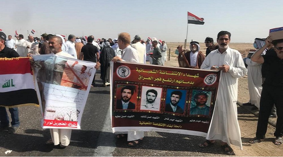 بالصور.. عوائل شهداء الانتفاضة الشعبانية يعتصمون في ذي قار احتجاجاً على استقطاع رواتبهم.