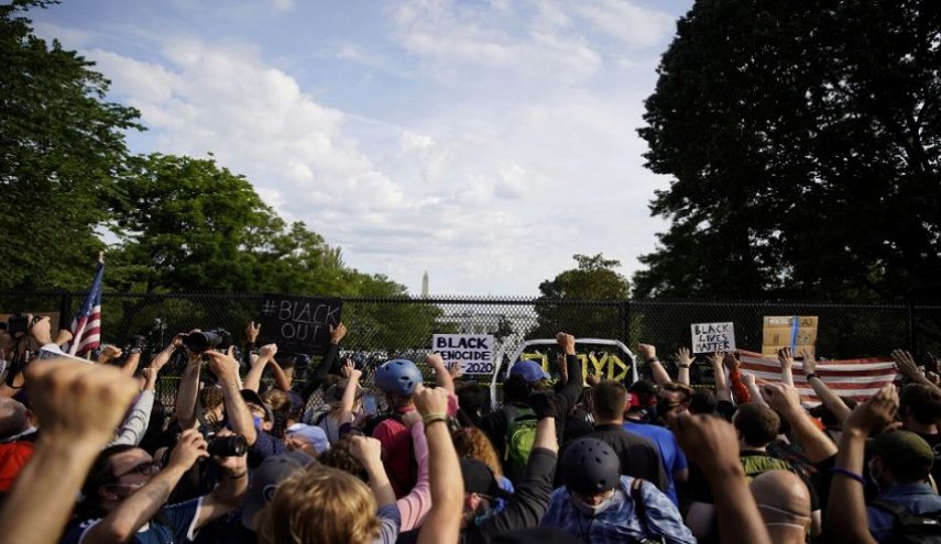 شاهد: أنصار ترامب يسقطون متظاهرين ضد العنصرية في كاليفورنيا!