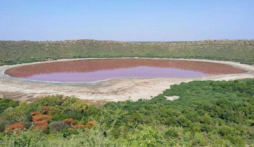 لغز تغير ماء بحيرة هندية للون الوردي يحير الخبراء