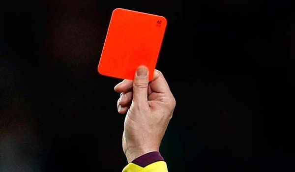 "الطرد المؤقت".. أحدث قرارات الفيفا بقوانين كرة القدم