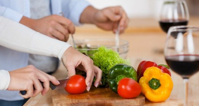 جراح روسي.. مادة نستخدمها في المطبخ وتسبب السرطان!