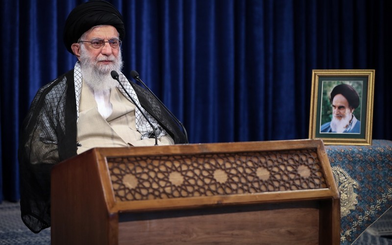 شاهد بالصورة... الإمام الخامنئي يلتزم بالبروتوكلات الصحية