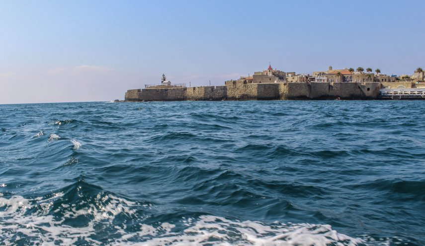 شاب سوري يعبر البحر الى قبرص عبر وسيلة غريبة