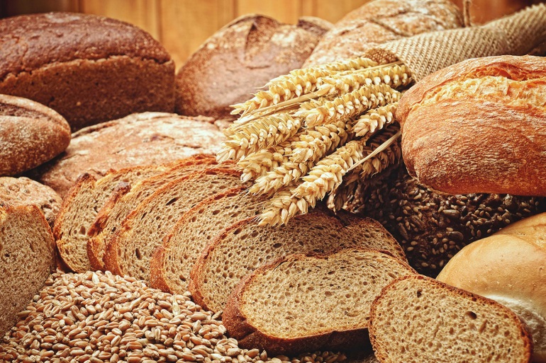 طبيب يحذر: تناول الخبز يضر الأسنان أكثر من الشوكولاتة