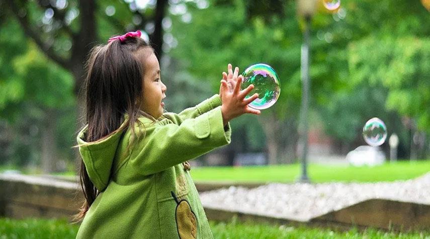 طفلة لا يستطيع أحد لمسها على الإطلاق