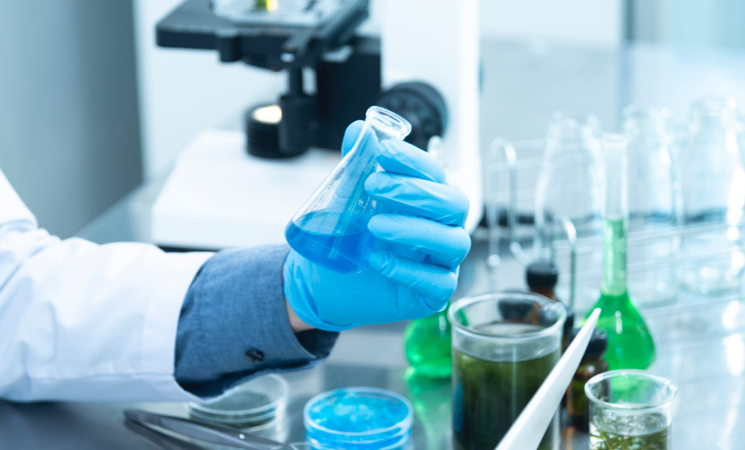 أيهما أفضل.. تعرف على الفرق بين الدواء الروسي والأمريكي لعلاج كورونا