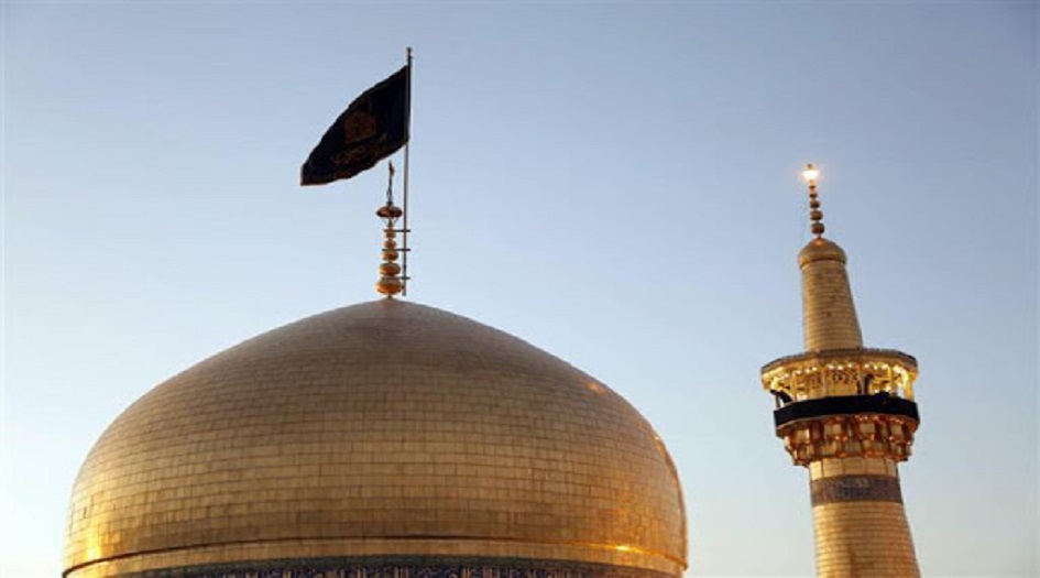 رفع الراية السوداء على قبة مرقد الامام على بن موسى الرضا عليه السلام